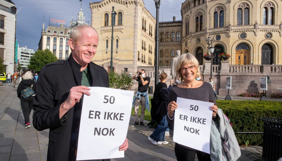 IKKE NOK: SV-politikerne Lars Haltbrekken og Karin Andersen er blant demonstrantene som i september mente at Norge burde ta imot mange flere enn de 50 som regjeringen bestemt. (Foto: Terje Pedersen / NTB)
