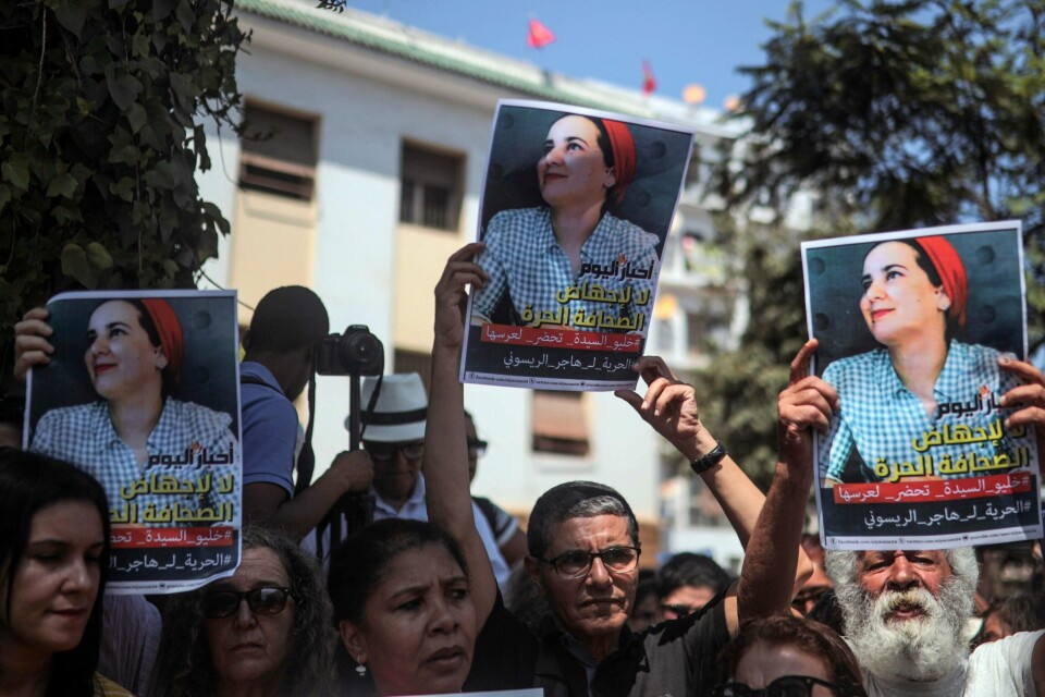 Aktivister arrangerer en demonstrasjon utenfor en domstol i solidaritet med journalisten Hajar Raissouni, i Rabat, Marokko, mandag 9. september 2019. Bannere på arabisk sier «Slipp Hajar fri» og «Nei til abort av fri journalistikk». (AP Photo/Mosa'ab Elshamy)