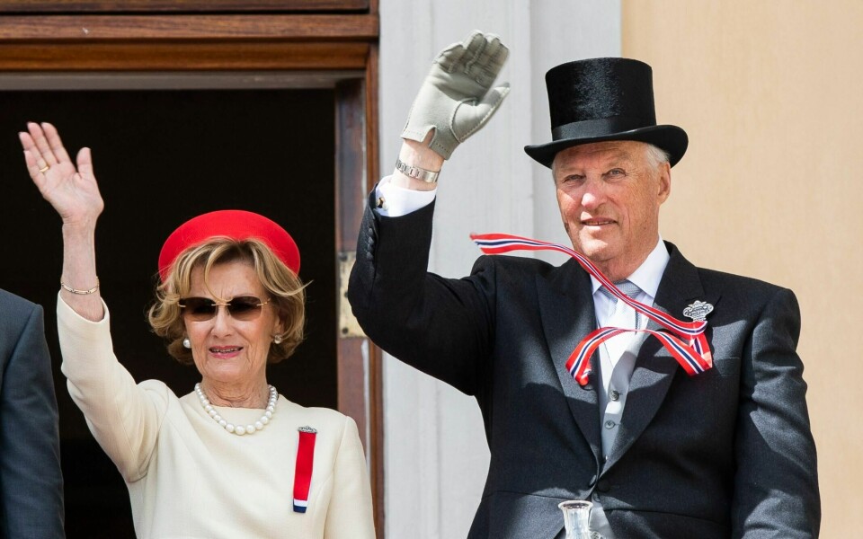 SNART JUBILEUM: Dronning Sonja og kong Harald slik vi har sett dem mang en gang på slottsbalkongen 17. mai. Her fra 2019. Foto: Berit Roald / NTB