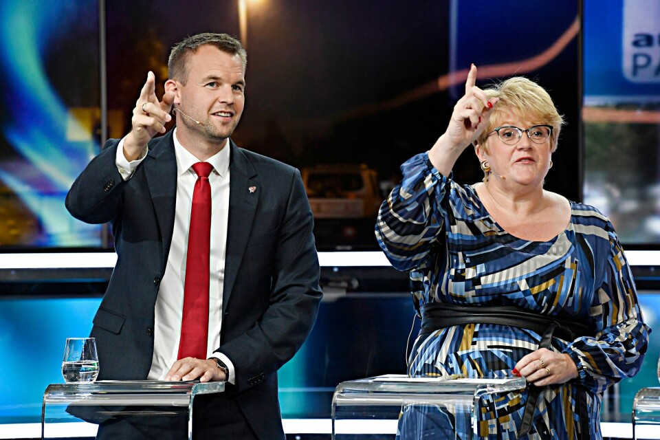 Mer blokkavhengig: KrF-leder Kjell Ingolf Ropstad og Venstreleder Trine Skei Grande forsvarer sin egen politikk under partilederdebatten i TV2 tidligere i år. KrF-veteran Svein Helgesen mener de tradisjonelle sentrumspartiene KrF, V og Sp er i ferd med å forvitre sin egen posisjon som politisk og ideologisk lim mellom blokkene. Foto: Marit Hommedal/NTB scanpix