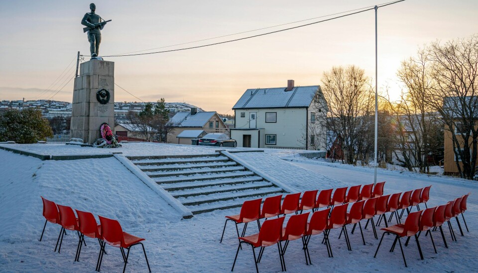 Det offisielle programmet i anledning frigjøringsjubileet foregår på Torget i Kirkenes, hvor kong Harald står i spissen for arrangementet.