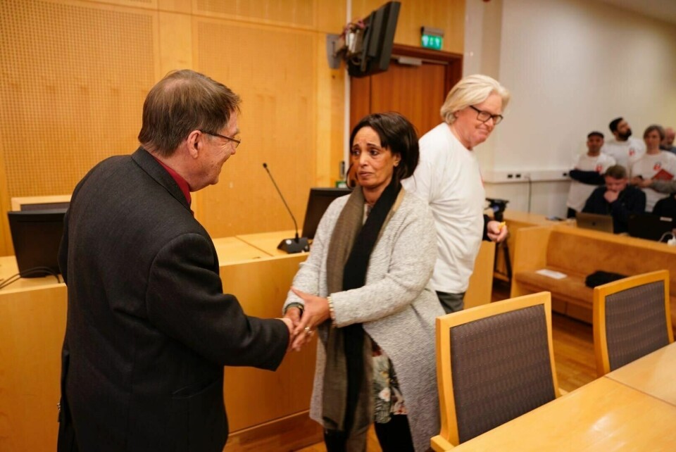 Gunnar Stålsett ble i dag dømt til 45 dagers betinget fengsel. Her avbildet sammen med papirløse Lula Tekle fra Eritrea som han hadde latt jobbe som hushjelp hjemme hos seg selv.