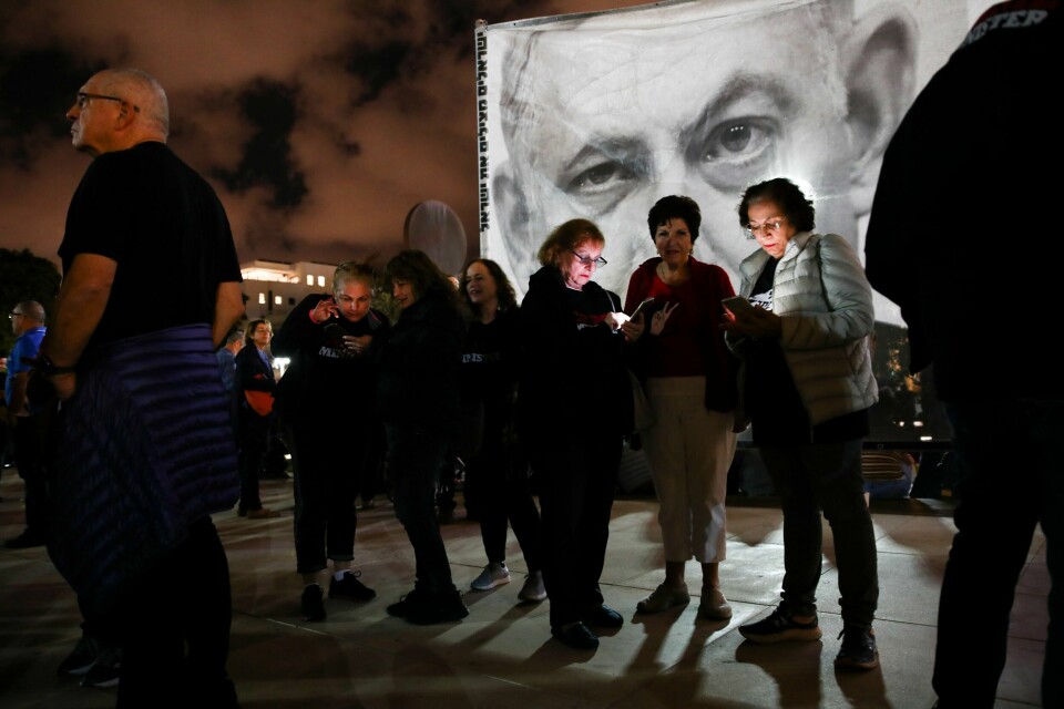 Israels statsminister Benjamin Netanyahu er tiltalt for bestikkelser, svindel og tillitsbrudd, men nekter til tross for protester (bildet) å gå av. Verken han eller opposisjonen har greid å danne koalisjonsregjering etter valget i september, og Israel kan dermed måtte holde valg for tredje gang på under ett år.