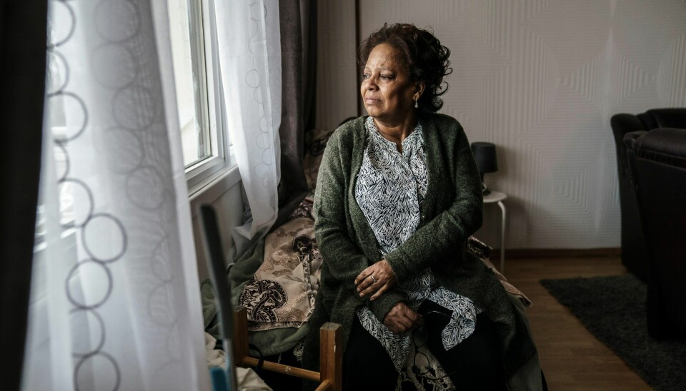 Aster Teweld er en av mange ureturnerbare asylsøkere i Norge. Etter at hun mistet muligheten til å jobbe har det blitt vanskelig for henne å betjene lånet på leiligheten hennes. Nå leier hun ut soverommet sitt. Selv sover hun på denne madrassen i stua.