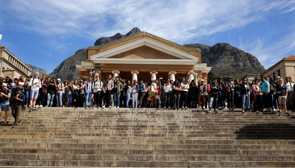 Bistandspolitikken må prioritere å løfte hele utdanningssystemet i Afrika - også universitetene, skriver innleggsforfatterne. Bildet viser studenter utenfor universitetet i Cape Town.