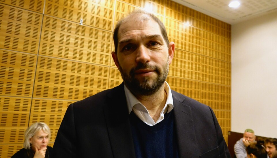 SIKKERHETSTILTAK: Rabbiner Joav Melchior i Det mosaiske trossamfunn, som har søkt om 1,25 millioner kroner ekstra i statsstøtte. Krystallnatten 2023. Markering av Det mosaiske trossamfund ved synagogen i Oslo. Rabbiner Joav Melchior.