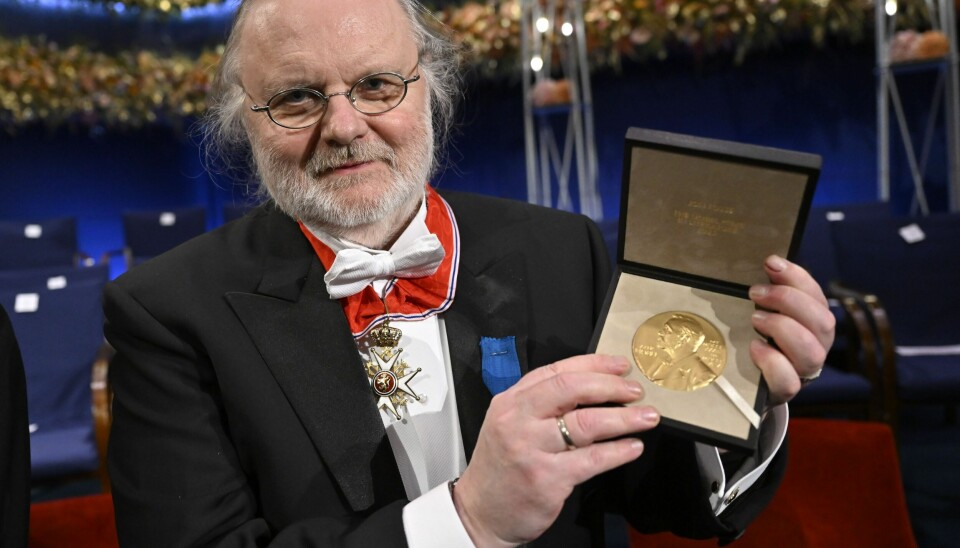 ÅRETS VINNER: Jon Fosse mottok nobelprisen i litteratur i Stockholm 10. desember. For å hedre den norske nobelvinneren setter regjeringen av en halv million kroner til et årlig Fosse-stipend. Nobelprisvinneren i litteratur Jon Fosse med sin nobelpris etter Nobelprisutdelingen i Konserthuset i Stockholm. Foto: Jonas Ekströmer/ TT / NTB