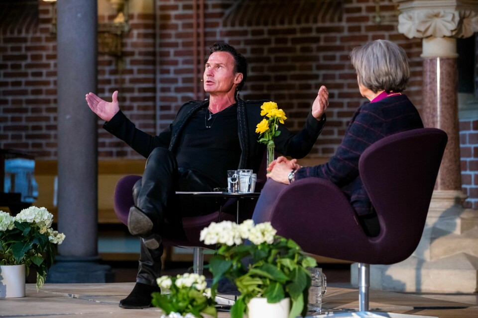Biskop preses Helga Haugland Byfuglien i samtale med forretningsmannen Petter Stordalen i Trefoldighetskirken i Oslo tirsdag. Foto: Håkon Mosvold Larsen / NTB scanpix