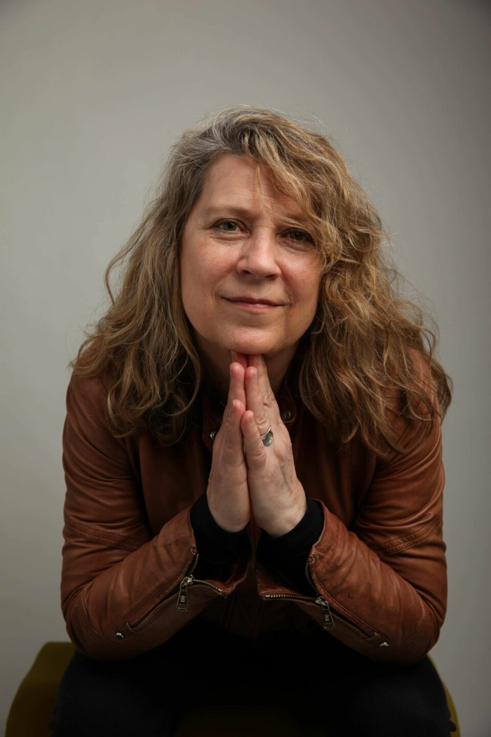 Novellene i Kristin Hauges debutbok kan betraktes som studier i tiggerskap. En knalldebut, mener vår anmelder.