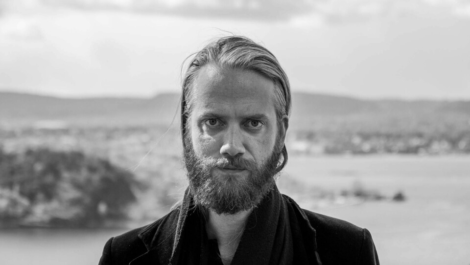 Einar Stenseng lar hovedpersonen målbære store deler av romanen med et språk som er både tilbaketrukket og pretensiøst, skriver vår anmelder.