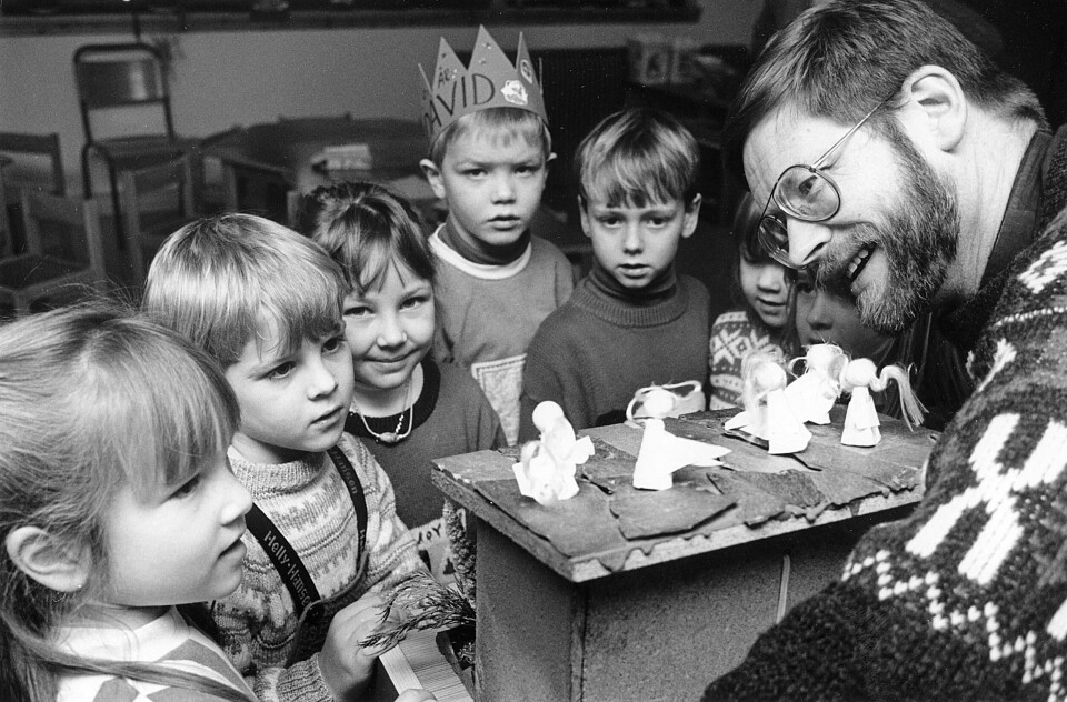 Wegard Harsvik og Ingvar Skjerve skriver i boken Homo Solidaricus at barnehagenes sosiale boltringsplass kan gi neste generasjon bedre evner til samhandling. Her fra en diskusjon om julefeiring i Laksevåg menighets barnehage i 1992. Foto: Marit Hommedal