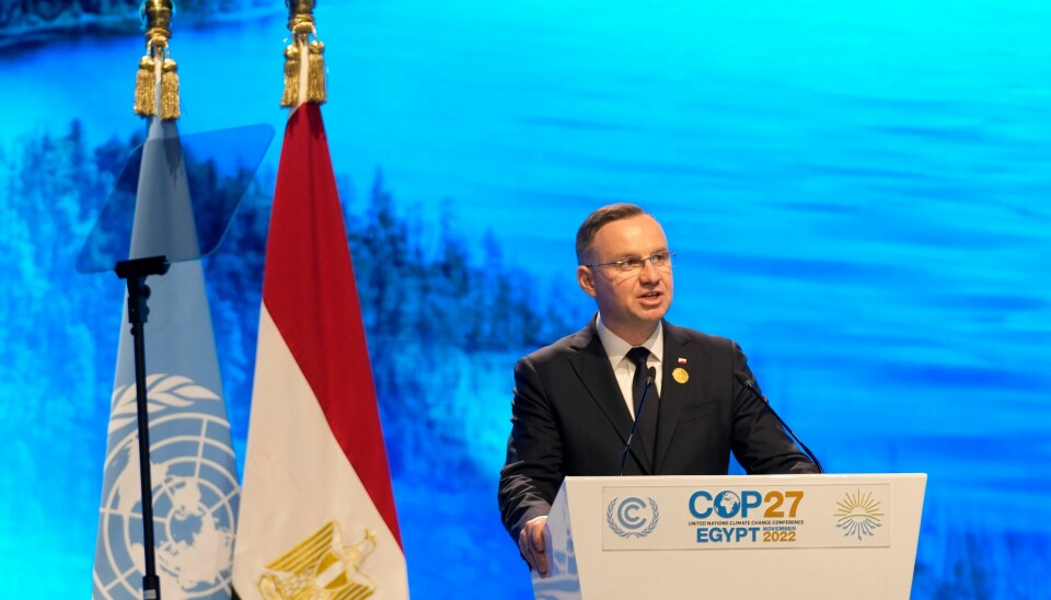 SNAKKER UT: Polens president Andrzej Duda. Polens president Andrzej Duda på klimatoppmøtet i Egypt tirsdag. Samme dag snakket han både med Joe Biden og Jens Stoltenberg om eksplosjonene i en polsk landsby nær grensa mot Ukraina. Foto: Peter Dejong / AP / NTB