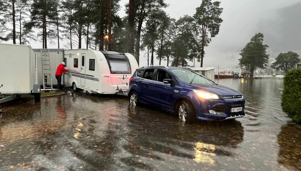 Flom i Voss. Campingvogner fjernes i forbindelse med den stigende vannstanden i Vangsvatnet, som flommer innover Osterøy camping. Voss kommune har etablert en kommunal kriseledelse for å håndtere den pågående flommen i kommunen. Foto: Stine Carlsen / Avisa Hordaland / NTB