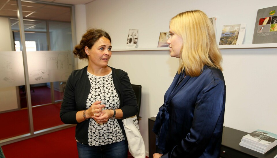 Seksjonsleder for Redd Barna, Thale Skybak (t.v), er glad for underskriftskampanjen. Her er hun med daværende barneombud Anne Lindboe (t.h).