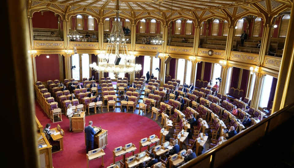 NY LOV: Forslaget til ny abortlov trenger minst 85 stemmer i Stortinget for å bli vedtatt. Stemmer fra representanter fra Sp og Frp kan avgjøre utfallet. Stortingets innganger ble onsdag stengt på grunn av en uavklart sikkerhetssituasjon samtidig som det foregikk en muntlig spørretime. Foto: Gorm Kallestad / NTB