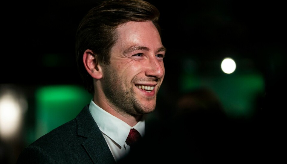 FORNØYD: SV-politiker Andreas Sjalg Unneland mente i 2021 at kvitteringsordningen var en historisk seier for partiet i budsjettforhandlingene. Med sin Stortingslønn vil Andreas Sjalg Unneland få 133.039 kroner i bot, hvis han skulle betalt 1,5 månedslønner i fartsbot. Foto: Trond Reidar Teigen / NTB