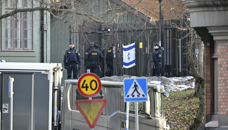 En skarp gjenstand ble funnet og uskadeliggjort ved Israels ambassade i Stockholm onsdag. Aftonbladet erfarer at det dreier seg om en granat. Foto: Henrik Montgomery / TT / NTB En skarp gjenstand ble funnet og uskadeliggjort ved Israels ambassade i Stockholm onsdag. Aftonbladet erfarer at det dreier seg om en granat. Foto: Henrik Montgomery / TT / NTB