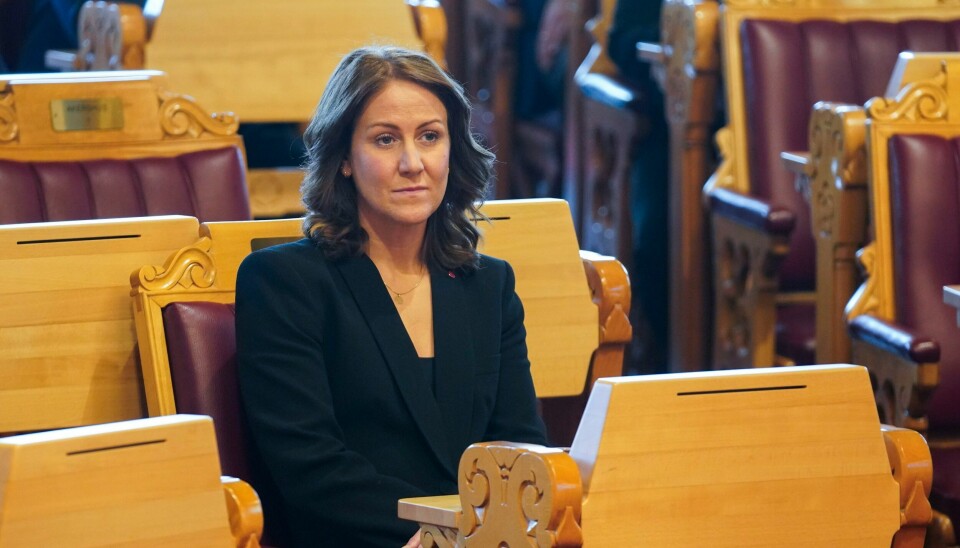 HABILITET: Arbeids- og inkluderingsminister Tonje Brenna (Ap) i stortingssalen i forbindelse med behandlingen av habilitetssakene tirsdag 5.mars. Arbeids- og inkluderingsminister Tonje Brenna (Ap) avviser at det fremkommer ny informasjon i dokumentene som ble sendt til kontrollkomiteen før helgen. Foto: Terje Bendiksby / NTB