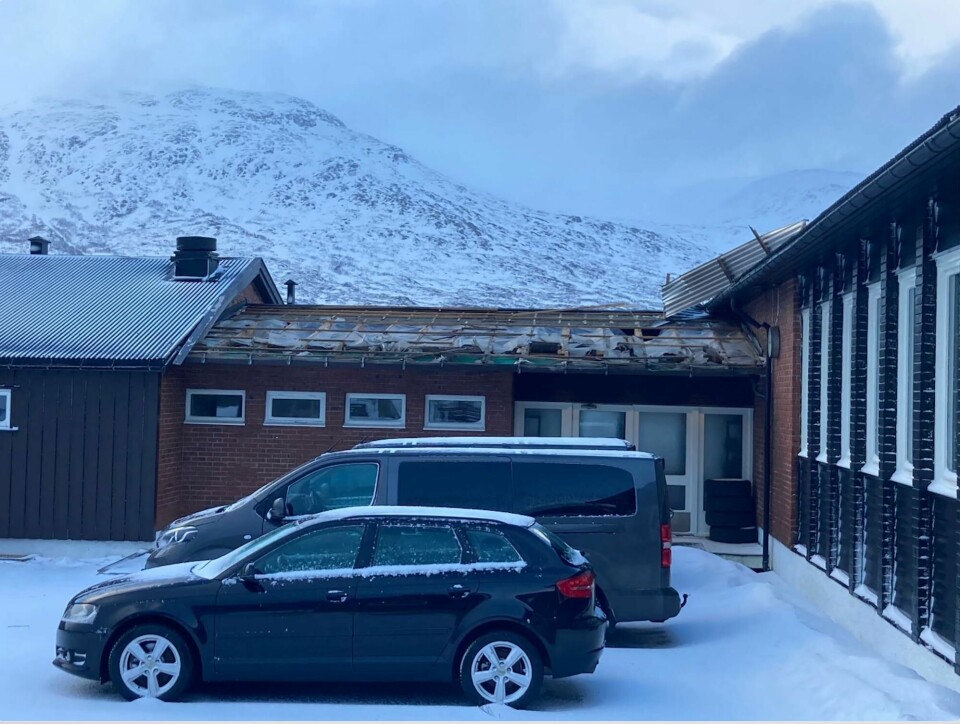 VÆRBITT: Taket har blåst av på Helgeland Folkehøgskole. Tak har blåst av på Helgeland Folkehøgskole.