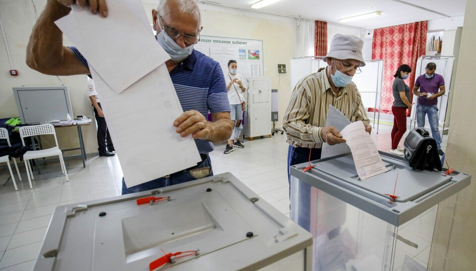 Russiske velgere avlegger stemmer i Krymsk i regionen Krasnodar. Regjeringspartiet Forente Russland sikret seg 49,6 prosent av stemmene, en nedgang på fem prosentpoeng siden valget i 2016, mens Kommunistpartiets gikk fram med seks prosentpoeng til over 19 prosent. Velgere avlegger stemmer i Krymsk i regionen Krasnodar. Foto: AP / NTB