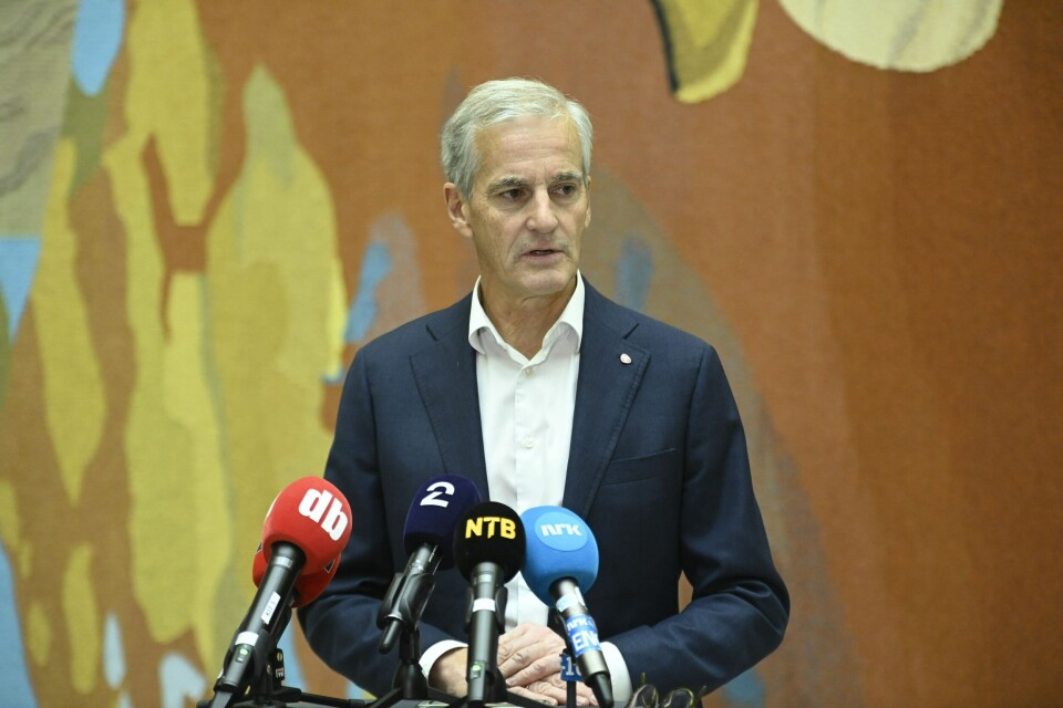Ap-leder Jonas Gahr Støre møtte pressen i Vandrehallen mandag ettermiddag. Ap-leder Jonas Gahr Støre opplyste mandag ettermiddag at regjeringssonderingene med Sp og SV starter torsdag denne uka. Hvor lenge de vil vare, vil han ikke si noe om. Foto: Annika Byrde / NTB