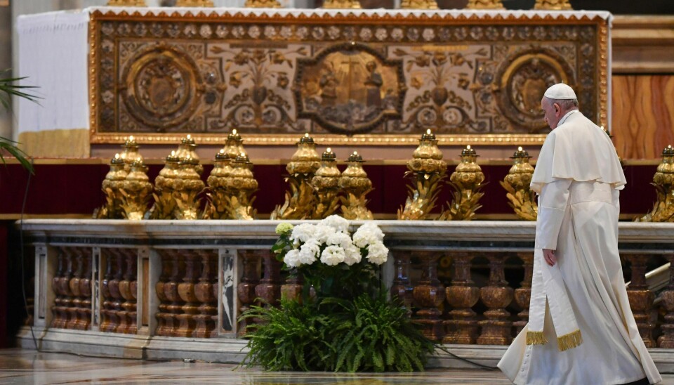 Pave Frans holdt messe i en nesten tom Peterskirken som følge av tiltak som skal hindre koronasmitte. Den ble direktesendt på nettet slik at verdens 1,3 milliarder katolikker, mange av dem i karantene, kunne følge med hjemmefra. Foto: Andreas Solaro/Pool Photo via AP / NTB scanpix