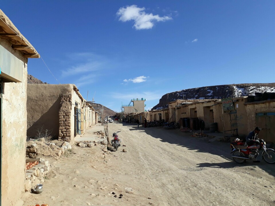 På markedet Bewa Bazar i Malistan-distriktet i Ghazni-provinsen er det vanligvis fullt av folk. Nylig kom det nye restriksjoner på markeder for å hindre utbruddet av koronaviruset.P