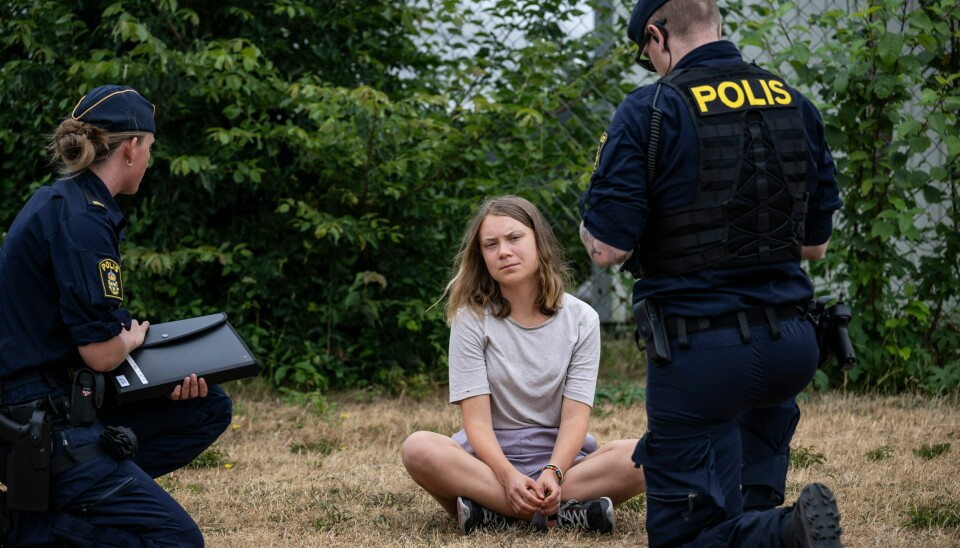 MÅ MØTE I RETTEN: Greta Thunberg må møte i retten etter å ha vært med på en aksjon hvor innkjøringen til oljehavnen i Malmö ble sperret. Politiet i samtale med Greta Thunberg etter at de gikk til aksjon mot klimaaktivistene fra organisasjonen Ta Tillbaka Framtiden, som mandag 19. juni for femte dag på rad sperret innkjøringen til oljehavnen i Malmö.