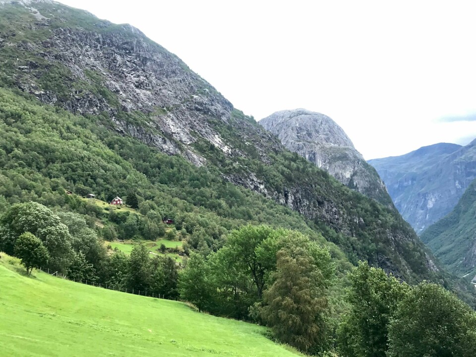 Denne utsikten fikk nasjonalmaleren I.C. Dahl til å ta penselen fatt i 1842. Stalheim i Hordaland har hatt turisme i flere hundre år. Når mange roper opp om at Norges-ferie er kostbart, er det viktig å forstå hva som står på spill.
