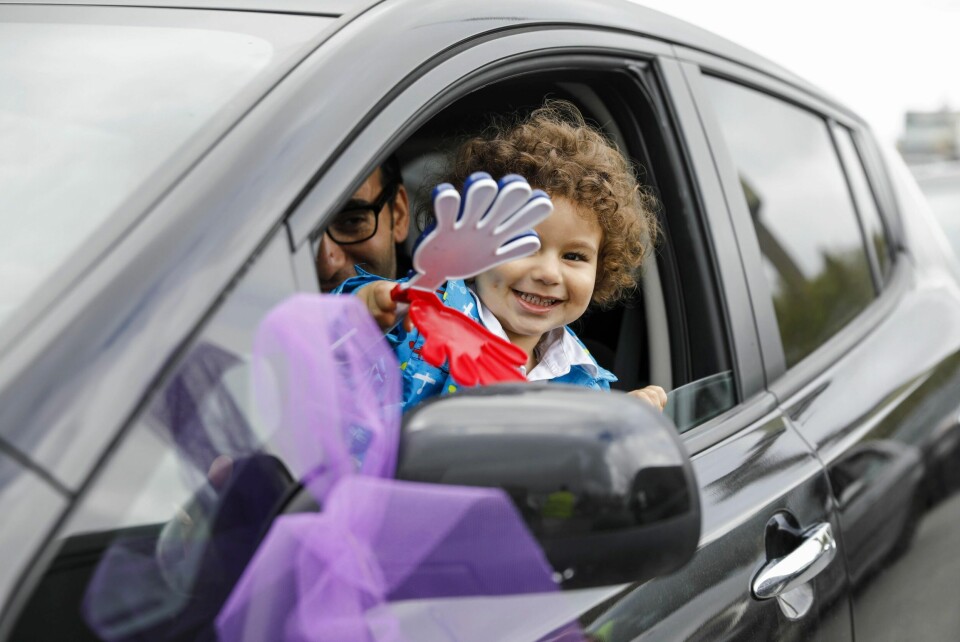 Malaz Al Koj og Yusuf deltar på Drive-in-idfeiring på Tryvann i Oslo. Arrangementet ble helt utsolgt.