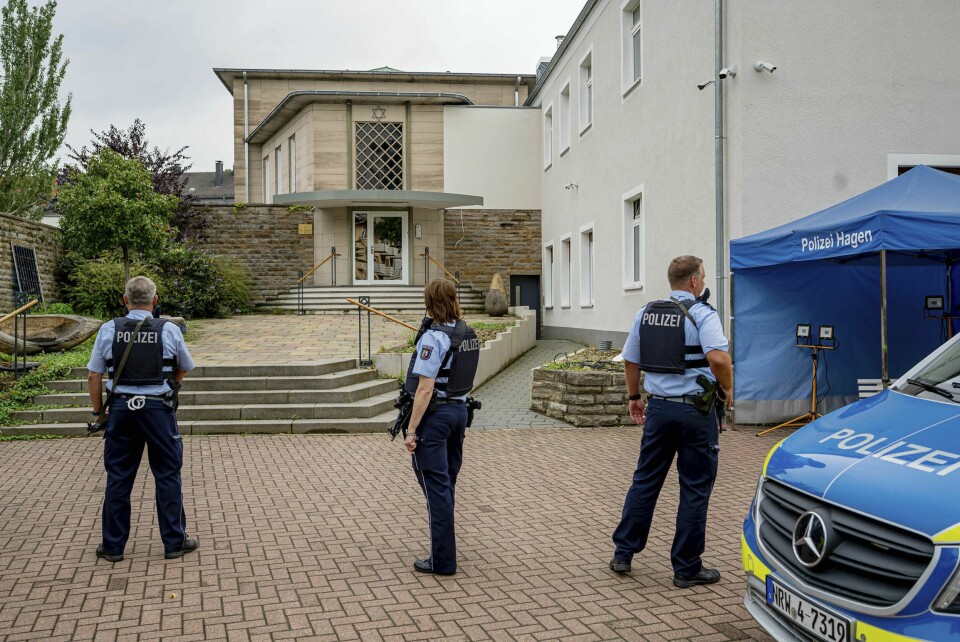 SIKRER: Politifolk står foran inngangen til synagogen i Hagen i Tyskland 16. september 2021. Tyskland synagoge