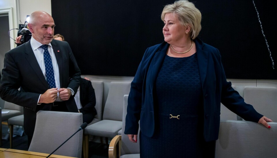 Både KrF og Sp er i tenkeboksen om mulig mistillit mot regjeringen etter høringen. Her er leder for kontroll- og konstitusjonskomiteen, Dag Terje Andersen (Ap), og statsminister Erna Solberg (H) under mandagens høring.