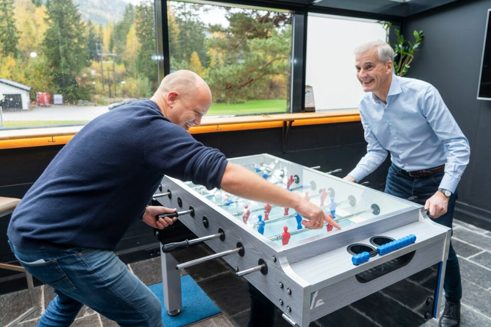 REGJERINGSFORHANDLINGER: Sp-leder Trygve Slagsvold Vedum (t.v.) og Ap-leder Jonas Gahr Støre møttes til en fotballspillkamp i en pause under regjeringsforhandlingene på Hurdalsjøen Hotell tirsdag. De to er enige om å gi full momskompensasjon til frivilligheten. Sp-leder Trygve Slagsvold Vedum (t.v.) og Ap-leder Jonas Gahr Støre møttes til en fotballspillkamp i en pause under regjeringsforhandlingene på Hurdalsjøen Hotell tirsdag. De to er enige om å gi full momskompensasjon til frivilligheten. Foto: Terje Pedersen / NTB