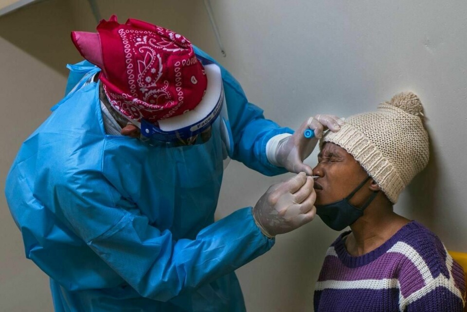 Dr. Hugo Tempelman korona-tester et av medlemmene av Ndlovu Youth Choir på en klinikk i 160 km nordøst Johannesburg i Sør-Afrika.