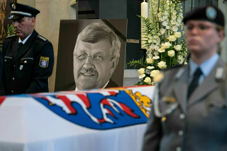 Den 65 år gamle politikeren Walter Lübcke ble skutt og drept i sit eget hjem. Nå står en 46-åring for retten tiltalt for drapet.