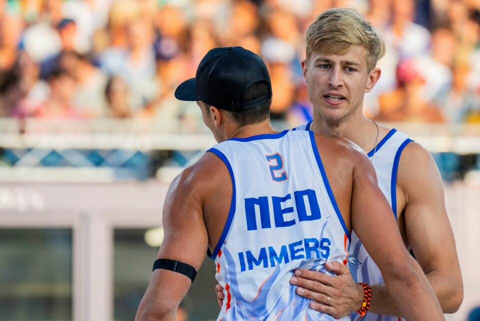 Steven van de Velde saman med makkeren Matthew Immers (med ryggen til) under OL-kampen mot Anders Mol og Christian Sørum. Foto: Fredrik Varfjell / NTB Steven van de Velde sammen med makker Matthew Immers (med ryggen til) under OL-kampen mot Anders Mol og Christian Sørum. Foto: Fredrik Varfjell / NTB