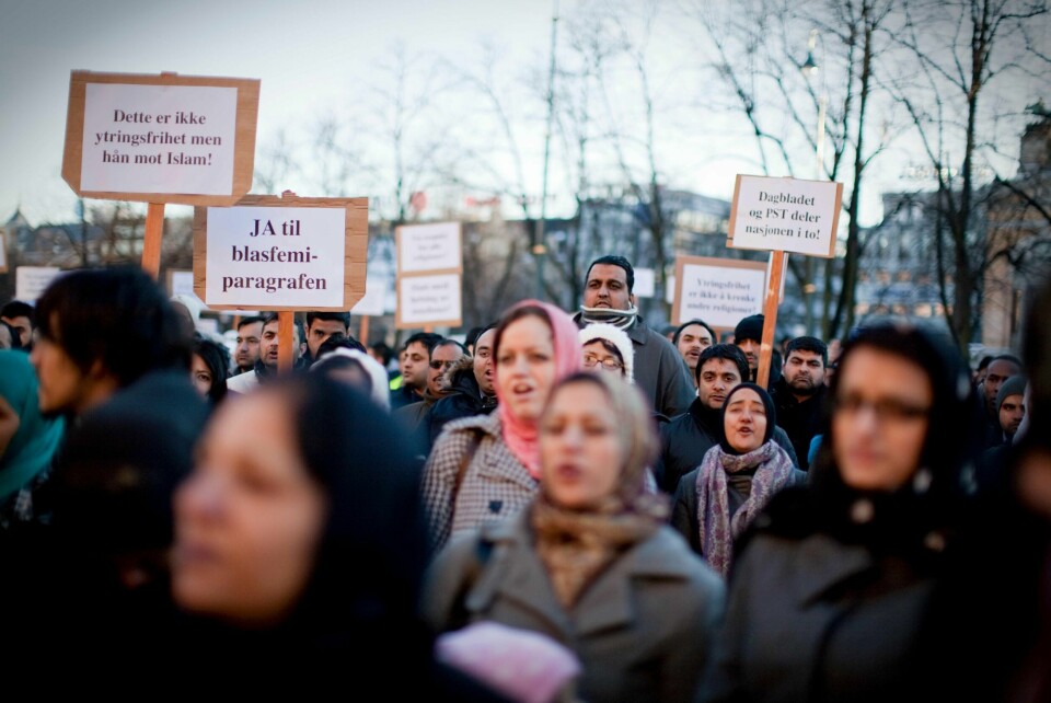 Tusenvis samlet seg i 2010 på Universitetsplassen til demonstrasjonen mot karikaturtegningen av Muhammed i Dagbladet.
