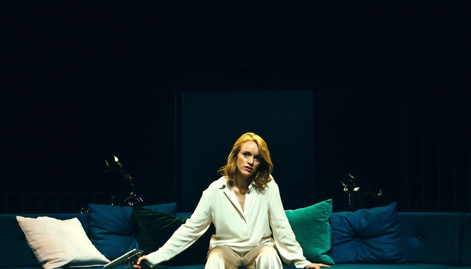 Hedda Gabler i Kjersti Botn Sandals skikkelse faller mellom stoler når hun nekter å velge mellom hode og kropp, omsorg og karriere, foreldrerolle og ambisjoner.