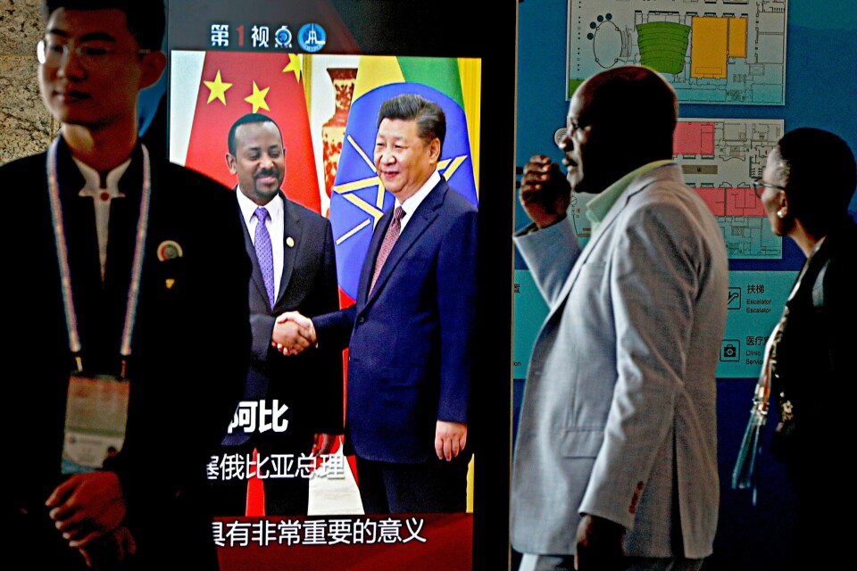 Kinas president Xi Jinping har møtt afrikanske ledere og næringslivsledere under Forumet for kinesisk-afrikansk samarbeid (FOCAC) i Beijing denne uken. Her passerer delegater en fjernsynsskjerm som viser et møte mellom Xi og Etiopias ferske statsminister Abiy Ahmed.