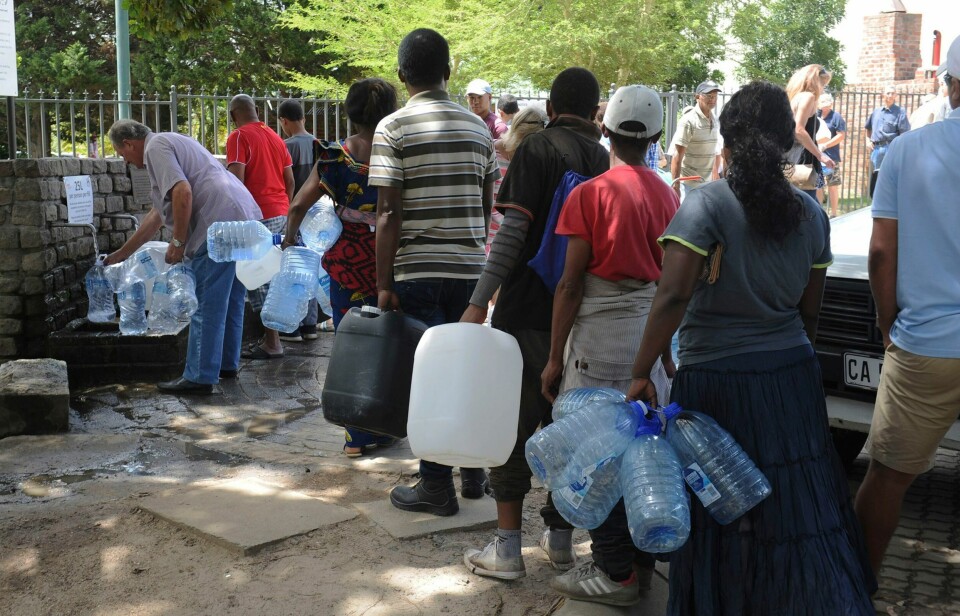 I januar for to år siden stod innbyggerne i Cape Town i lange køer for sikre seg sine vannrasjoner, mens millionbyens vannreservoarer nærmet seg nullpunktet. Fram mot år 2100 vil vannmangel og tørke trolig bli langt mer vanlig, bekrefter ny forskning. I januar for to to år siden stod innbyggerne i Cape Town i lange køer for sikre seg sine vannrasjoner, mens millionbyens vannreservoarer nærmet seg nullpunktet. Fram mot år 2100 vil vannmangel og tørke trolig bli langt mer vanlig, bekrefter ny forskning.