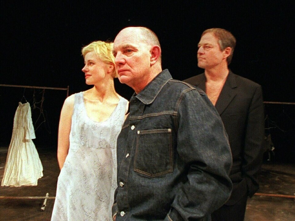STOR: Forfatteren og dramatikeren Lars Norén blir sammenlignet med August Strindberg. Her setter Norén (midten) opp stykket «November» på Det Norske Teatret. I bakgrunnen to av skuespillerne, Bjørn Floberg og Kirsti Stubø. Foto: Morten Holm / NTB Lars Noren