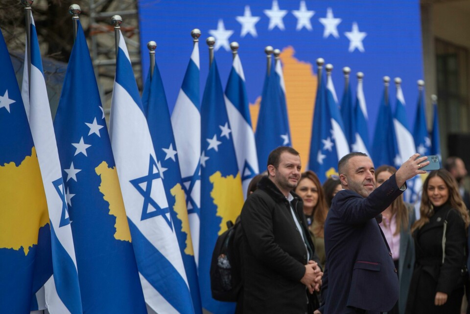NYE BÅND: Folk tok selfier under en digital seremoni holdt på Zoom i Pristina og Jerusalem. Utenriksministre fra Kosovo og Israel undertegnet en avtale om å etablere diplomatiske bånd mandag. Her fra Pristina.