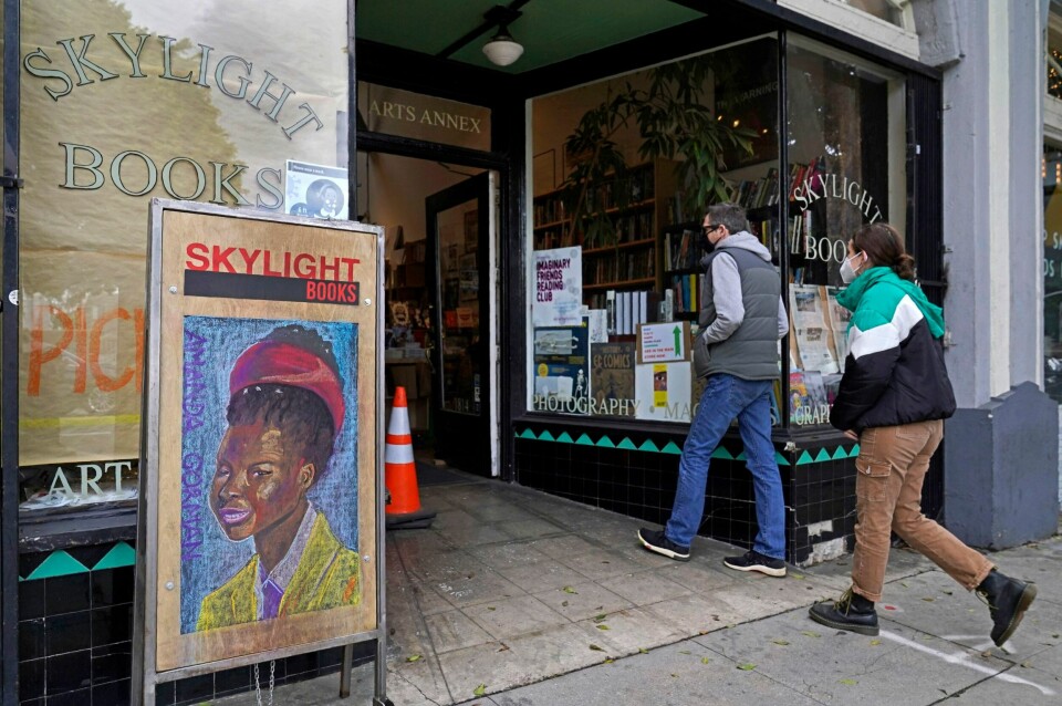 POESITID: Skylight Book Store i California reklamerte for Amanda Gormans poesi i etterkant av hennes opptreden under Joe Bidens presidentinnsettelse. Men den generelle interessen for poesi opplever ikke noen ny vår av den grunn, mener kulturredaktør Arne Borge. Eric and Tess from Pasadena, Calif., enter the Skylight Book store, decorated with a poster of American poet Amanda Gorman, in Los Feliz neighborhood of Los Angeles Monday, Jan. 25, 2021. California has lifted regional stay-at-home orders statewide in response to improving coronavirus conditions. Public health officials said Monday that the state will return to a system of county-by-county restrictions intended to stem the spread of the virus. Local officials could choose to continue stricter rules. The state is also lifting a 10 p.m. to 5 a.m. curfew. (AP Photo/Damian Dovarganes)