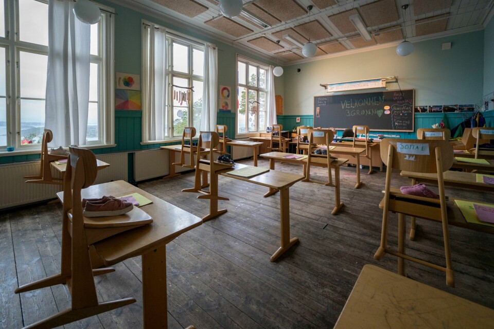 TOMT: Klasserom verden over har stått tomme det siste året. En analyse fra Redd Barna viser at 112 milliarder skoledager har gått tapt under koronapandemien. Foto: Heiko Junge / NTB