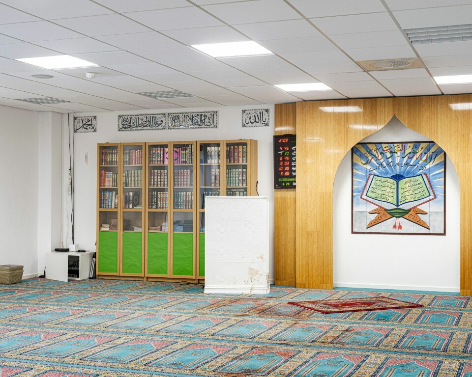 ANGREP: Et blodig bønnetempe og talerstol vitner om kampen i Al-Noor Islamic Center i Bærum i 2019. Terroristen kom for å drepe. Et blodig bønnetempe og talerstol vitner om kampen i Al-Noor Islamic Center i Bærum.