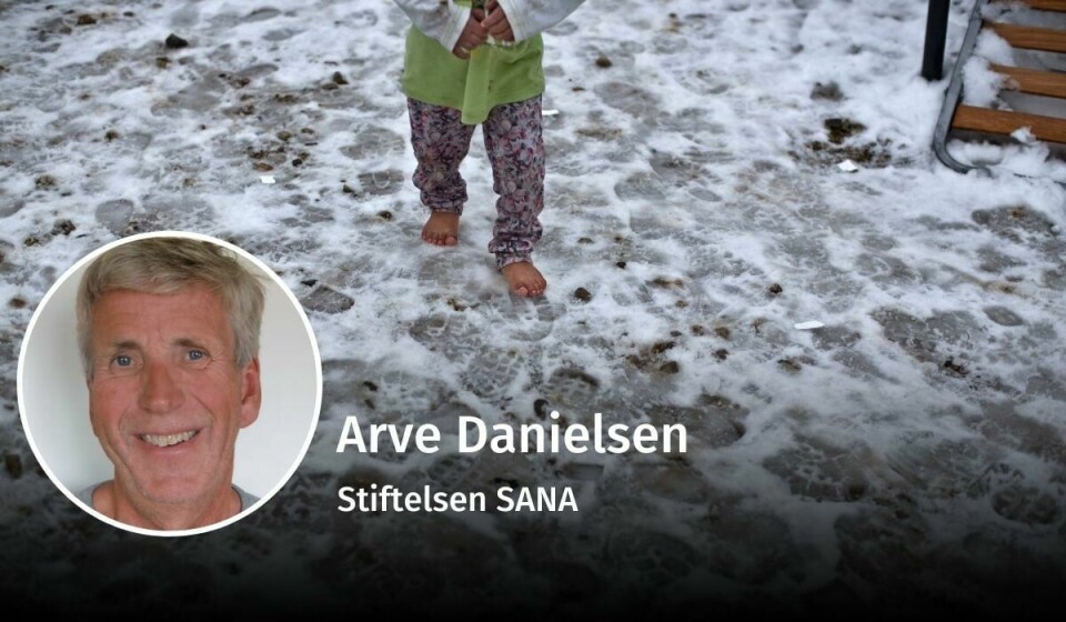HVERDAG: – Bli gjerne med meg til en flyktningleir, helst om vinteren, når barn går rundt i tynne klær, skriver denne mangeårige bistandsarbeideren til Sylvi Listhaug. Bildet er fra flyktningleiren Ritsona i Hellas, der et syrisk barn går barføtt i snøen. Arve Danielsen, flyktninger, debatt
