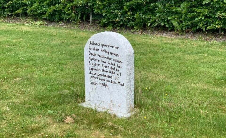 På Udland gravlund i Haugesund ble denne graven skjendet forrige helg. Senere fikk en familie tilsendt et rasistisk brev. Nå er en mann i 30-årene siktet for det hatefulle hærverket.