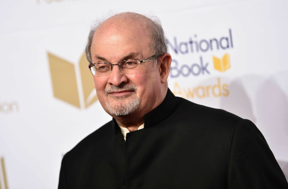 Salman Rushdie ble angrepet på et arrangement i New York rett før han skulle holde et foredrag. Arkivfoto: Evan Agostini / Invision / AP / NTB Salman Rushdie ble angrepet på et arrangement i New York rett før han skulle holde et foredrag. Arkivfoto: Evan Agostini / Invision / AP / NTB