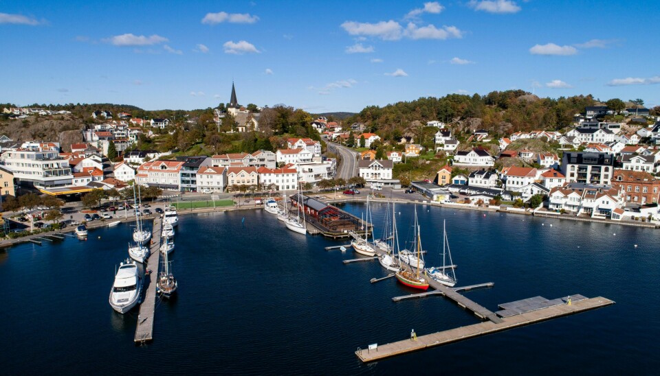 Grimstad sentrum på en solfylt dag. Mandag rykket politiet ut til Norkirken utenfor Grimstad etter tegn på branntilløp utenfor kirka.