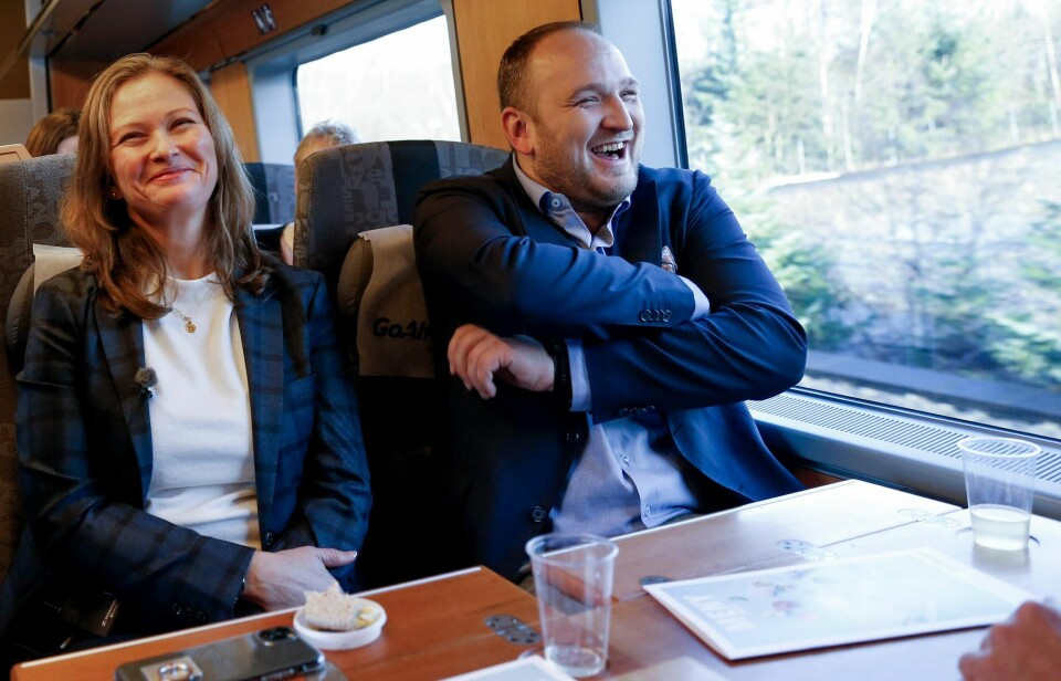 – Da jeg kommenterte at jeg i det minste måtte få noe drikke og at jeg ikke hadde fått vite noe om dette, fikk jeg beskjed, fra Go-Ahead, om å ta dette opp med Go-Ahead, skriver Kristian Lyngstøl. Bilde: Administrerende direktør i Go-Ahead Cathrine Elgin og tidligere samferdselsminister Jon Georg Dale (Frp) på toget til Oslo.